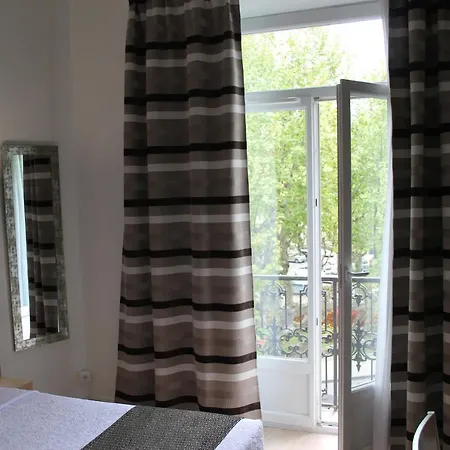 Univers Otel 2*